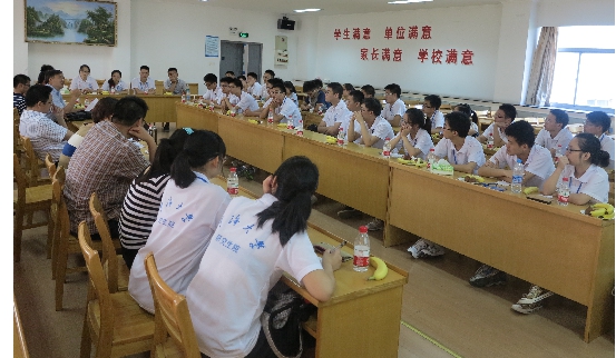 图一:营员与老师们进行座谈